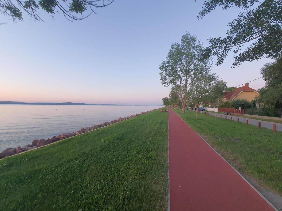 Relax Beach Apartman Fonyód Exteriör bild